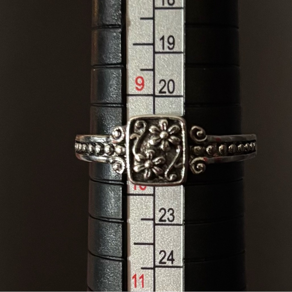 Elegant Silver Floral Ring size 9.5 - Picture 2 of 3